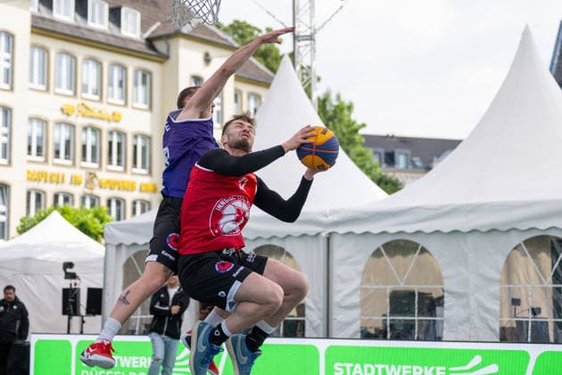 Zweikampf zwischen Yoeri Hoexum (Team Twente, 30) und Lennart Schultz (Team Bonn, 32). Innside 3x3 Circus, Basketball, Gruppenphase, D.Sports, 13.06.2026 Innside 3x3 Circus, Basketball, Gruppenphase, D.Sports, 13.06.2026 Duesseldorf