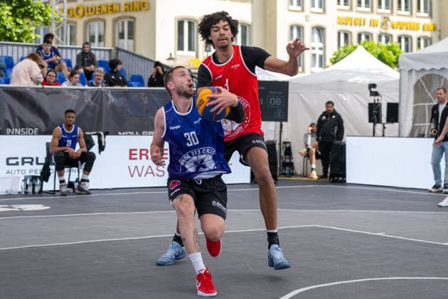 Zweikampf zwischen Yoeri Hoexum (Team Twente, 30) und Rotimi Sofiane Ogunniyi (Team Bonn, 03). Innside 3x3 Circus, Basketball, Gruppenphase, D.Sports, 13.06.2026 Innside 3x3 Circus, Basketball, Gruppenphase, D.Sports, 13.06.2026 Duesseldorf