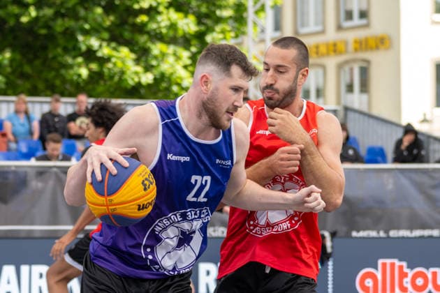Zweikampf zwischen Mark Laros 8team Twente, 22) und Milos Jovanovic (Team Bonn, 02). Innside 3x3 Circus, Basketball, Gruppenphase, D.Sports, 13.06.2026 Innside 3x3 Circus, Basketball, Gruppenphase, D.Sports, 13.06.2026 Duesseldorf