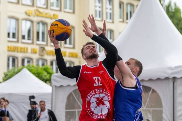 Zweikampf zwischen Lennart Schultz (Team Bonn, 32) und Yoeri Hoexum (Team Twente, 30). Innside 3x3 Circus, Basketball, Gruppenphase, D.Sports, 13.06.2026 Innside 3x3 Circus, Basketball, Gruppenphase, D.Sports, 13.06.2026 Duesseldorf