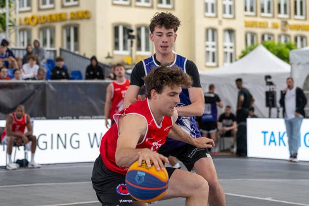 Zweikampf zwischen Stef Poels (Team Utrecht, 25) und Bela Doleviczenyi (Team Brisbane, 33). Innside 3x3 Circus, Basketball, Gruppenphase, D.Sports, 13.06.2026 Innside 3x3 Circus, Basketball, Gruppenphase, D.Sports, 13.06.2026 Duesseldorf