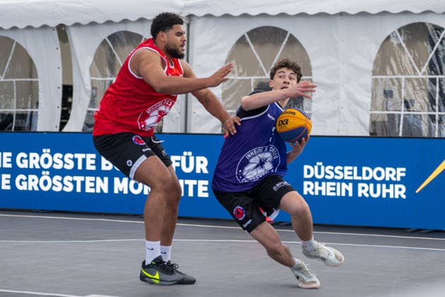 Zweikampf zwischen Calvin Poulina (Team Utrecht, 05) und Bela Doleviczenyi (Team Brisbane, 33). Innside 3x3 Circus, Basketball, Gruppenphase, D.Sports, 13.06.2026 Innside 3x3 Circus, Basketball, Gruppenphase, D.Sports, 13.06.2026 Duesseldorf
