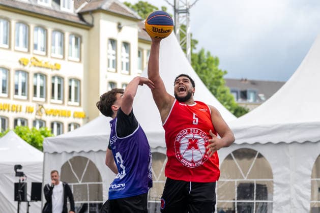 Zweikampf zwischen Bela Doleviczenyi (Team Brisbane, 33) und Calvin Poulina (Team Utrecht, 05). Innside 3x3 Circus, Basketball, Gruppenphase, D.Sports, 13.06.2026 Innside 3x3 Circus, Basketball, Gruppenphase, D.Sports, 13.06.2026 Duesseldorf