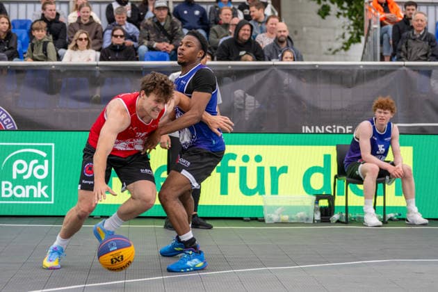 Zweikampf zwischen Stef Poels (Team Utrecht, 25) und Rodney Agyeman (Team Brisbane, 60). Innside 3x3 Circus, Basketball, Gruppenphase, D.Sports, 13.06.2026 Innside 3x3 Circus, Basketball, Gruppenphase, D.Sports, 13.06.2026 Duesseldorf