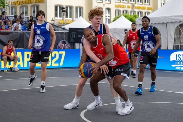 Zweikampf zwischen Tristan Gutersohn (Team Brisbane, 35) und Nesta Agasi (Team Utrecht, 20). Innside 3x3 Circus, Basketball, Gruppenphase, D.Sports, 13.06.2026 Innside 3x3 Circus, Basketball, Gruppenphase, D.Sports, 13.06.2026 Duesseldorf