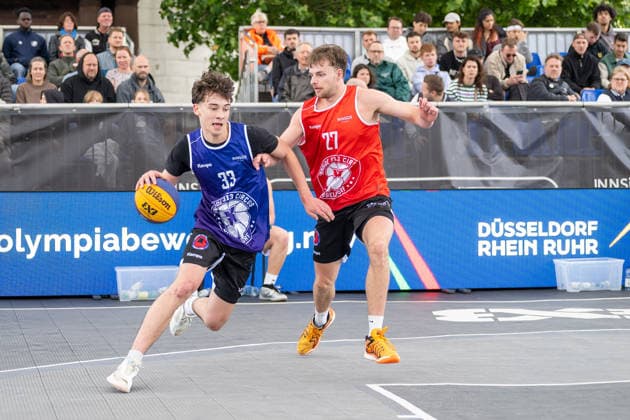 Zweikampf zwischen Bela Doleviczenyi (Team Brisbane, 33) und Bart van Schaik (Team Utrecht, 27). Innside 3x3 Circus, Basketball, Gruppenphase, D.Sports, 13.06.2026 Innside 3x3 Circus, Basketball, Gruppenphase, D.Sports, 13.06.2026 Duesseldorf