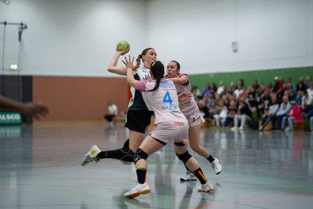 U20 Frauen-Nationalmannschaft Deutschland (GER) vs. U20 Frauen-Nationalmannschaft Spanien (SPA), Handball, Vier-Nationenturnier, 13.6.2026, Saision 2025 2026, Hannover Emma Niemann (Deutschland U20 Frauen, 17, spielt bei HC Leipzig) im Torwurf gegen Libe Arruabarrena Gaztanazpi (Spanien U20 Frauen, 04) Hannover Sporthalle IGS Badenstedt Deutschland