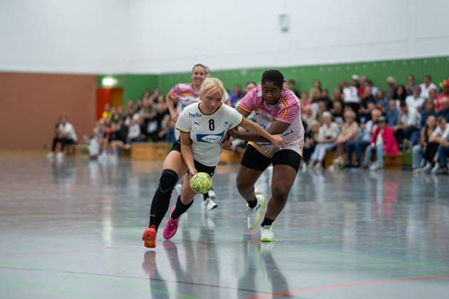 U20 Frauen-Nationalmannschaft Deutschland (GER) vs. U20 Frauen-Nationalmannschaft Spanien (SPA), Handball, Vier-Nationenturnier, 13.6.2026, Saision 2025 2026, Hannover Ruslana Litvinov (Deutschland U20 Frauen, 08, spielt bei Buxtehuder SV) im Zweikampf gegen Kelly Nnonzie Fonkeng Mfotiog (Spanien U20 Frauen, 03) Hannover Sporthalle IGS Badenstedt Deutschland