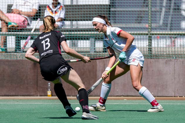 v.li.: Sina Burkhart (HCL, 13), Johanna Mühl (TSVMH, 8), Zweikampf, Spielszene, Duell, duel, tackle, tackling, Dynamik, Action, Aktion, 13.06.2026, Mannheim (Deutschland), Hockey, 2. Bundesliga, Gruppe Süd, Damen, TSV Mannheim - HC Ludwigsburg