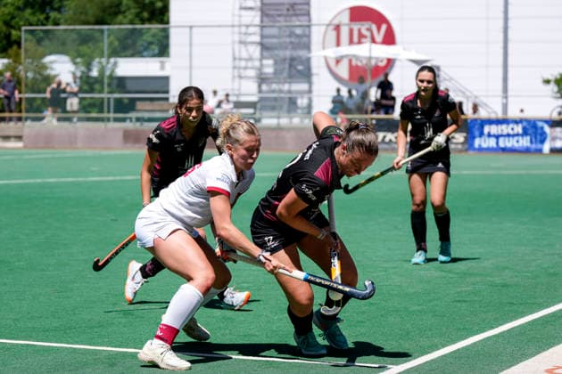 v.li.: Lotte Nafzger (TSVMH, 26), Jessica Schwarz (HCL, 12), Zweikampf, Spielszene, Duell, duel, tackle, tackling, Dynamik, Action, Aktion, 13.06.2026, Mannheim (Deutschland), Hockey, 2. Bundesliga, Gruppe Süd, Damen, TSV Mannheim - HC Ludwigsburg