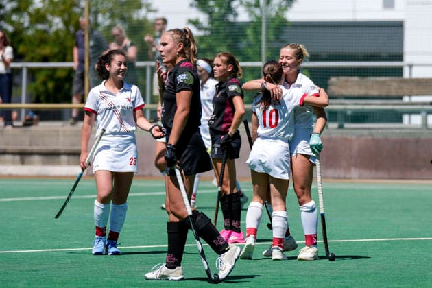 v.li.: Mali Herberhold (TSVMH, 28), Luise Kirschner (TSVMH, 10), Lotte Nafzger (TSVMH, 26), Spielerinnen vom TSV Mannheim Hockey, Jubel nach dem Schlusspfiff, Freude über den Sieg, Sieger, Gewinner, jubelt, jubeln, fröhlich, positiv, freut sich, freuen, optimistisch, Highlight, Action, Aktion, 13.06.2026, Mannheim (Deutschland), Hockey, 2. Bundesliga, Gruppe Süd, Damen, TSV Mannheim - HC Ludwigsburg