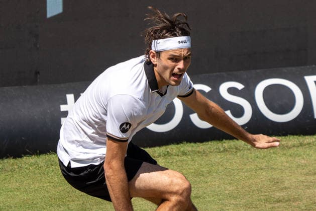 Taylor Fritz am Ball, Alexander Bublik vs. Taylor Fritz, Tennis, ATP, Tennis Herren Turnier, Boss-Open, Center-Court, Halbfinale, 13.06.2026, Alexander Bublik vs. Taylor Fritz, Tennis, ATP-Turnier, Boss-Open, Center-Court, Halbfinale, 13.06.2026, Stuttgart