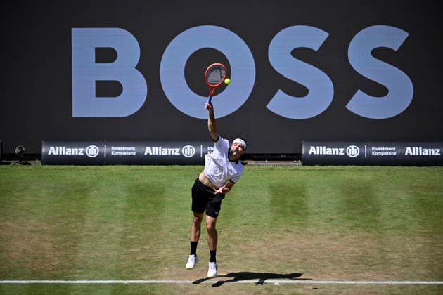 Taylor Fritz (USA) Aktion Aufschlag im Hintergrund Bandenwerbung Logo Boss Tennis Herren BOSS Open ATP, Tennis Herren 250 Stuttgart 2026 Weissenhof BOSS Open ATP 250 Stuttgart 2026