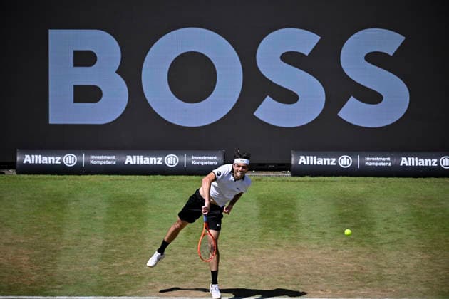 Taylor Fritz (USA) Aktion Aufschlag im Hintergrund Bandenwerbung Logo Boss Tennis Herren BOSS Open ATP, Tennis Herren 250 Stuttgart 2026 Weissenhof BOSS Open ATP 250 Stuttgart 2026