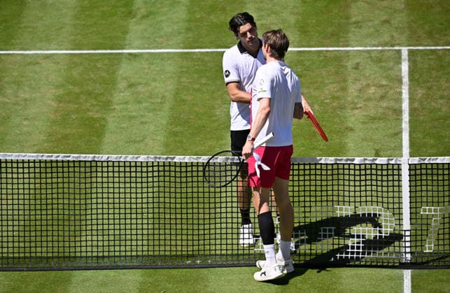 nach Spielende: Alexander Bublik (KAZ) gratuliert Taylor Fritz (USA) Gestik Geste zum Matchgewinn Tennis Herren BOSS Open ATP, Tennis Herren 250 Stuttgart 2026 Weissenhof BOSS Open ATP 250 Stuttgart 2026
