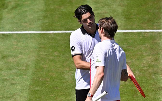 nach Spielende: Alexander Bublik (KAZ) gratuliert Taylor Fritz (USA) Gestik Geste zum Matchgewinn Tennis Herren BOSS Open ATP, Tennis Herren 250 Stuttgart 2026 Weissenhof BOSS Open ATP 250 Stuttgart 2026