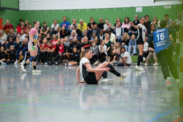 U20 Frauen-Nationalmannschaft Deutschland (GER) vs. U20 Frauen-Nationalmannschaft Spanien (SPA), Handball, Vier-Nationenturnier, 13.6.2026, Saision 2025 2026, Hannover Emma Niemann (Deutschland U20 Frauen, 17, spielt bei HC Leipzig) am Boden Hannover Sporthalle IGS Badenstedt Deutschland