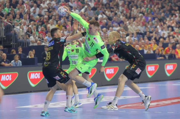 13.06.2026, xtgx, Handball, EHF Champions League Halbfinale, SC Magdeburg - Füchse Berlin v.l. Elvar Orn Jonsson (Magdeburg, 19), Lasse Andersson (Berlin, 11), Magnus Saugstrup (Magdeburg, 23) Zweikampf, Duell, Kampf, tackle Koeln