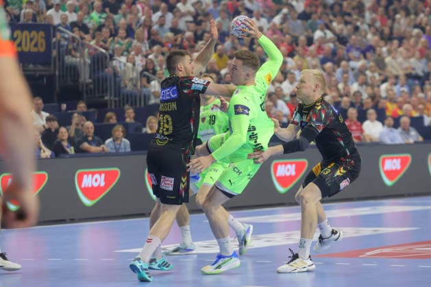 13.06.2026, xtgx, Handball, EHF Champions League Halbfinale, SC Magdeburg - Füchse Berlin v.l. Elvar Orn Jonsson (Magdeburg, 19), Lasse Andersson (Berlin, 11), Magnus Saugstrup (Magdeburg, 23) Zweikampf, Duell, Kampf, tackle Koeln