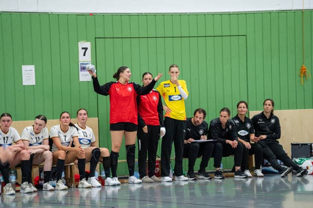 U20 Frauen-Nationalmannschaft Deutschland (GER) vs. U20 Frauen-Nationalmannschaft Spanien (SPA), Handball, Vier-Nationenturnier, 13.6.2026, Saision 2025 2026, Hannover Die Mannschaft der U20 Frauen-Nationalmannschaft Deutschland (GER) beschwert sich Hannover Sporthalle IGS Badenstedt Deutschland