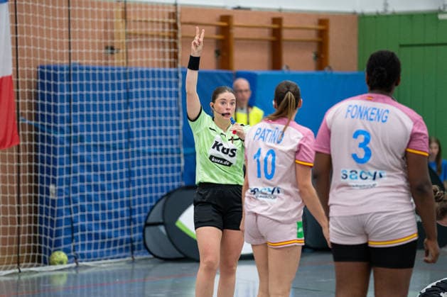 U20 Frauen-Nationalmannschaft Deutschland (GER) vs. U20 Frauen-Nationalmannschaft Spanien (SPA), Handball, Vier-Nationenturnier, 13.6.2026, Saision 2025 2026, Hannover Die Schiedsrichterin gibt eine 2-Minuten Strafe gegen Nerea Patino Limes (Spanien U20 Frauen, 10) Hannover Sporthalle IGS Badenstedt Deutschland