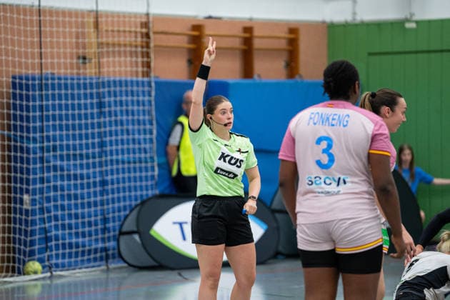 U20 Frauen-Nationalmannschaft Deutschland (GER) vs. U20 Frauen-Nationalmannschaft Spanien (SPA), Handball, Vier-Nationenturnier, 13.6.2026, Saision 2025 2026, Hannover Die Schiedsrichterin gibt eine 2-Minuten Strafe Hannover Sporthalle IGS Badenstedt Deutschland