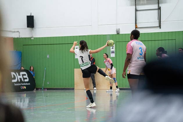 U20 Frauen-Nationalmannschaft Deutschland (GER) vs. U20 Frauen-Nationalmannschaft Spanien (SPA), Handball, Vier-Nationenturnier, 13.6.2026, Saision 2025 2026, Hannover Chiara Rohr (Deutschland U20 Frauen, 07, spielt bei HSG Bensheim Auerbach) bei einem 7-Meter Wurf Hannover Sporthalle IGS Badenstedt Deutschland