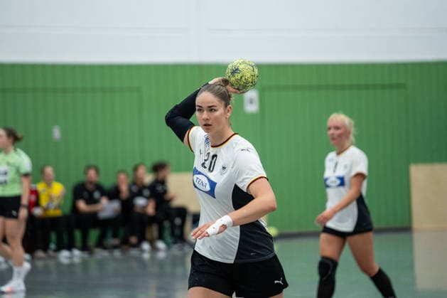 U20 Frauen-Nationalmannschaft Deutschland (GER) vs. U20 Frauen-Nationalmannschaft Spanien (SPA), Handball, Vier-Nationenturnier, 13.6.2026, Saision 2025 2026, Hannover Marlene Tucholke (Deutschland U20 Frauen, 20, spielt bei HC Leipzig) beim Spielaufbau Hannover Sporthalle IGS Badenstedt Deutschland