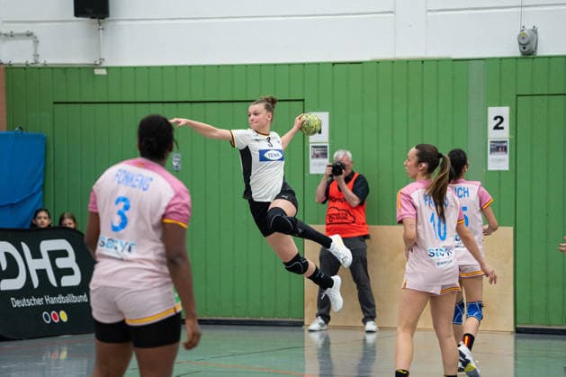 U20 Frauen-Nationalmannschaft Deutschland (GER) vs. U20 Frauen-Nationalmannschaft Spanien (SPA), Handball, Vier-Nationenturnier, 13.6.2026, Saision 2025 2026, Hannover Jana Walther (Deutschland U20 Frauen, 03, spielt bei HC Leipzig) im Torwurf Hannover Sporthalle IGS Badenstedt Deutschland