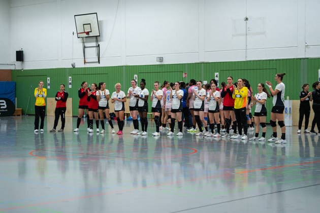 U20 Frauen-Nationalmannschaft Deutschland (GER) vs. U20 Frauen-Nationalmannschaft Spanien (SPA), Handball, Vier-Nationenturnier, 13.6.2026, Saision 2025 2026, Hannover Die Spielerinnen der U20 Frauen-Nationalmannschaft Deutschland (GER) bedanken sich bei den Fans nach der Niederlage gegen U20 Frauen-Nationalmannschaft Spanien (SPA) Hannover Sporthalle IGS Badenstedt Deutschland