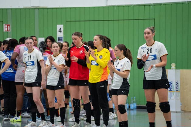 U20 Frauen-Nationalmannschaft Deutschland (GER) vs. U20 Frauen-Nationalmannschaft Spanien (SPA), Handball, Vier-Nationenturnier, 13.6.2026, Saision 2025 2026, Hannover Die Spielerinnen der U20 Frauen-Nationalmannschaft Deutschland (GER) bedanken sich bei den Fans nach der Niederlage gegen U20 Frauen-Nationalmannschaft Spanien (SPA) Hannover Sporthalle IGS Badenstedt Deutschland