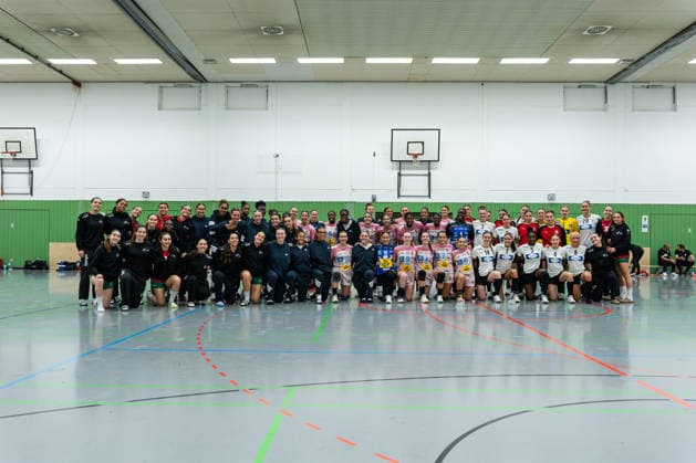 U20 Frauen-Nationalmannschaft Deutschland (GER) vs. U20 Frauen-Nationalmannschaft Spanien (SPA), Handball, Vier-Nationenturnier, 13.6.2026, Saision 2025 2026, Hannover v.l. Die U20 Frauen-Nationalmannschaft Portugal (POR), U20 Frauen-Nationalmannschaft Frankreich (FRA), U20 Frauen-Nationalmannschaft Spanien (SPA) und U20 Frauen-Nationalmannschaft Deutschland (GER) zu einem gemeinsamen Foto Hannover Sporthalle IGS Badenstedt Deutschland