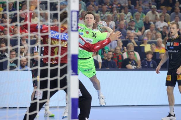 13.06.2026, xtgx, Handball, EHF Champions League Halbfinale, SC Magdeburg - Füchse Berlin v.l. Hakun West av Teigum (Berlin, 34) wirft Tor, Torschuetze, erzielt Tor, Treffer, scores the goal Koeln