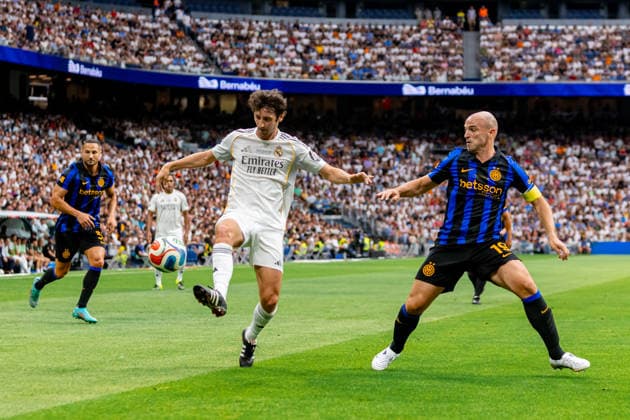 ESP: Corazon Classic Match 2026 Real Madrid Leyendasv Inter Legends Granero of Real Madrid and Cambiasso of Inter during Corazon Classic Match 2026 between Real Madrid Leyendas v Inter Legends played at Santiago Bernabeu Stadium, Madrid on June 13, 2026 in Spain; Madrid Spain Futbol