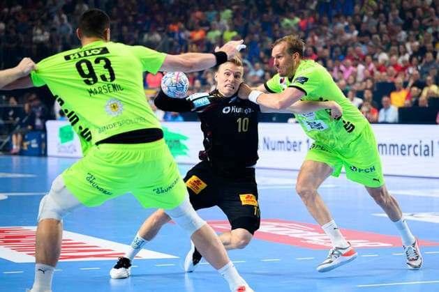 Koeln, Deutschland: Handball EHF CL Final 4 - Halbfinale - SC Magdeburg - Fuechse Berlin v.li. Mijajlo Marsenic (Berlin), Gisli Thorgeir Kristjansson (SC Magdeburg), Max Darj (Berlin) Koeln Lanxess Arena Nordrhein-Westfalen Deutschland