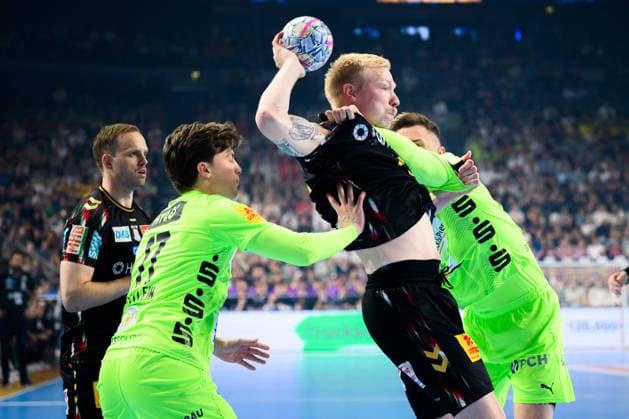 Koeln, Deutschland: Handball EHF CL Final 4 - Halbfinale - SC Magdeburg - Fuechse Berlin v.li. Nils Lichtlein (Berlin), Magnus Saugstrup Jensen(SC Magdeburg), Lasse Bredekjaer Andersson (Berlin) Koeln Lanxess Arena Nordrhein-Westfalen Deutschland