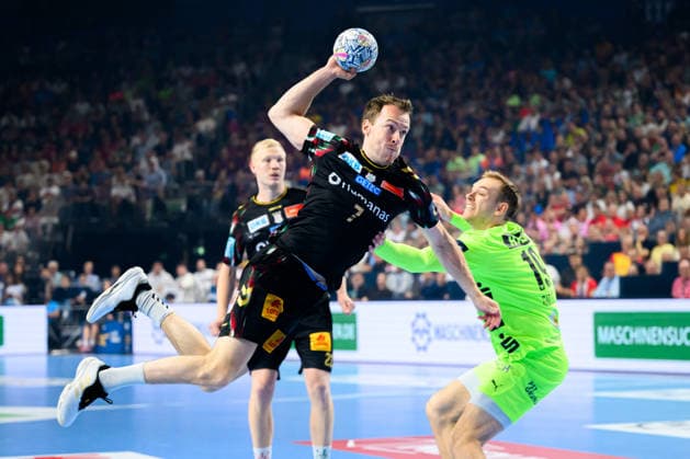 Koeln, Deutschland: Handball EHF CL Final 4 - Halbfinale - SC Magdeburg - Fuechse Berlin Felix Claar (Magdeburg), Mathias Gidsel (Berlin) Koeln Lanxess Arena Nordrhein-Westfalen Deutschland