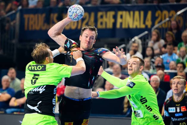 Koeln, Deutschland: Handball EHF CL Final 4 - Halbfinale - SC Magdeburg - Fuechse Berlin v. li. im Zweikampf Max Darj (Berlin) und Felix Claar (Magdeburg), Mathias Gidsel (Berlin) Koeln Lanxess Arena Nordrhein-Westfalen Deutschland