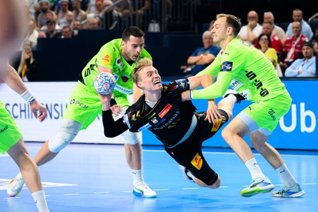 Koeln, Deutschland: Handball EHF CL Final 4 - Halbfinale - SC Magdeburg - Fuechse Berlin v.li. Mijajlo Marsenic (Berlin), Gisli Thorgeir Kristjansson (SC Magdeburg), Mathias Gidsel (Berlin) Koeln Lanxess Arena Nordrhein-Westfalen Deutschland