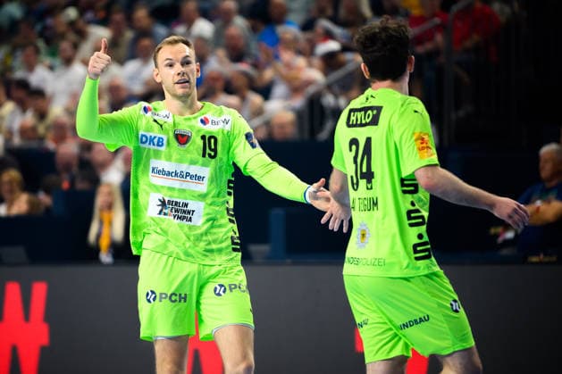 Koeln, Deutschland: Handball EHF CL Final 4 - Halbfinale - SC Magdeburg - Fuechse Berlin v.li. Mathias Gidsel (Berlin), Hakun West av Teigum (Berlin) Koeln Lanxess Arena Nordrhein-Westfalen Deutschland
