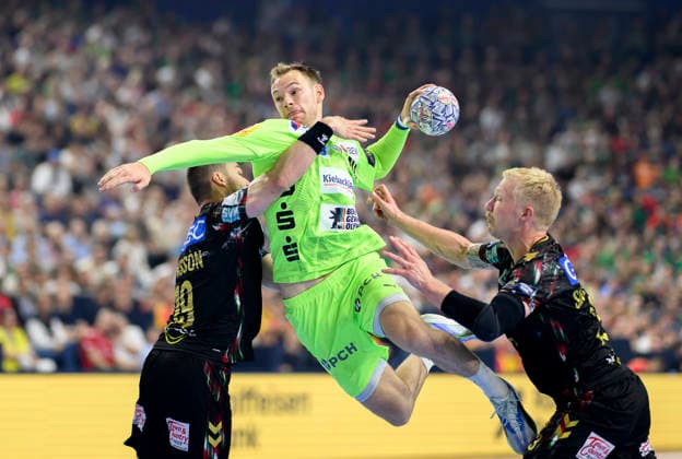 v.l. Elvar Oern Jonsson (SCM), Mathias GIDSEL (B), Magnus SAUGSTRUP (SCM), Wurf, Aktion, Zweikampf. Halbfinale SC Magdeburg (MD) vs Füchse Berlin, am 13.06.2026 Männer Handball EHF Champions League Final4 2026, vom 13.06. - 14.06.2026 in Köln Deutschland. Lanxess Arena