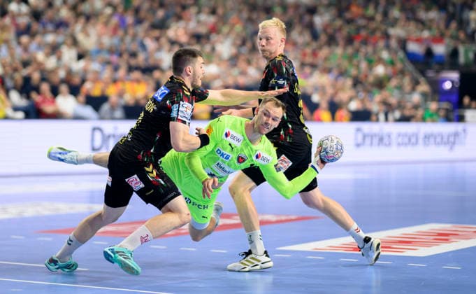 v.l. Elvar Oern Jonsson (SCM), Mathias GIDSEL (B), Magnus SAUGSTRUP (SCM), Wurf, Aktion, Zweikampf. Halbfinale SC Magdeburg (MD) vs Füchse Berlin, am 13.06.2026 Männer Handball EHF Champions League Final4 2026, vom 13.06. - 14.06.2026 in Köln Deutschland. Lanxess Arena