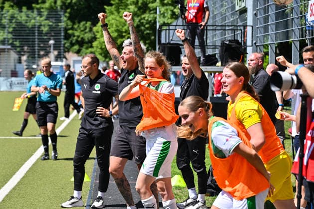 HISCOX Verbandspokal; SC Amicitia München - SpVgg Greuther Fürth; 13.06.2026 MÜNCHEN, GERMANY - 13. June: im Bild die Bank der Gäste mit Schlusspfiff während dem Match zwischen dem SC Amicitia München und der SpVgg Greuther Fürth beim Finale des HISCOX Verbandspokals an der Sportanlage des SC Amicitia
