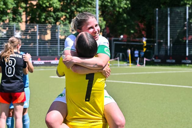 HISCOX Verbandspokal; SC Amicitia München - SpVgg Greuther Fürth; 13.06.2026 MÜNCHEN, GERMANY - 13. June: Jubel der Gäst nach dem Gewinn des Pokals - Lisa BAYER (SpVgg Greuther Fürth 1) und Daniela BALDA (SpVgg Greuther Fürth 11) nach dem Match zwischen dem SC Amicitia München und der SpVgg Greuther Fürth beim Finale des HISCOX Verbandspokals an der Sportanlage des SC Amicitia