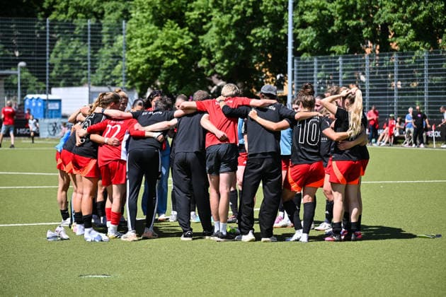 HISCOX Verbandspokal; SC Amicitia München - SpVgg Greuther Fürth; 13.06.2026 MÜNCHEN, GERMANY - 13. June: Niedergeschlagene Hausherrinnen nach dem Match zwischen dem SC Amicitia München und der SpVgg Greuther Fürth beim Finale des HISCOX Verbandspokals an der Sportanlage des SC Amicitia