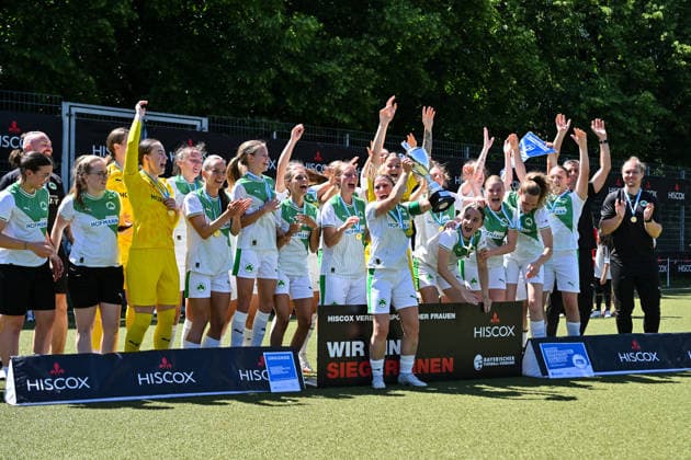 HISCOX Verbandspokal; SC Amicitia München - SpVgg Greuther Fürth; 13.06.2026 MÜNCHEN, GERMANY - 13. June: Im Bild - die Siegerinnen des Pokales Siegerfoto Jubelfoto nach dem Match zwischen dem SC Amicitia München und der SpVgg Greuther Fürth beim Finale des HISCOX Verbandspokals an der Sportanlage des SC Amicitia