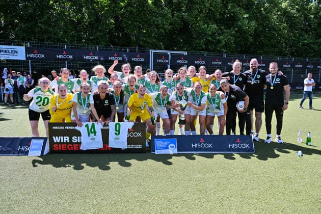 HISCOX Verbandspokal; SC Amicitia München - SpVgg Greuther Fürth; 13.06.2026 MÜNCHEN, GERMANY - 13. June: Im Bild - die Siegerinnen des Pokales Siegerfoto Jubelfoto nach dem Match zwischen dem SC Amicitia München und der SpVgg Greuther Fürth beim Finale des HISCOX Verbandspokals an der Sportanlage des SC Amicitia