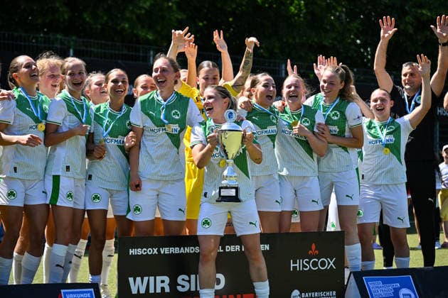 HISCOX Verbandspokal; SC Amicitia München - SpVgg Greuther Fürth; 13.06.2026 MÜNCHEN, GERMANY - 13. June: Im Bild - die Siegerinnen des Pokales Siegerfoto Jubelfoto nach dem Match zwischen dem SC Amicitia München und der SpVgg Greuther Fürth beim Finale des HISCOX Verbandspokals an der Sportanlage des SC Amicitia