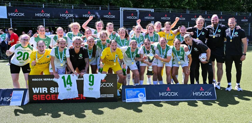 HISCOX Verbandspokal; SC Amicitia München - SpVgg Greuther Fürth; 13.06.2026 MÜNCHEN, GERMANY - 13. June: Im Bild - die Siegerinnen des Pokales Siegerfoto Jubelfoto nach dem Match zwischen dem SC Amicitia München und der SpVgg Greuther Fürth beim Finale des HISCOX Verbandspokals an der Sportanlage des SC Amicitia