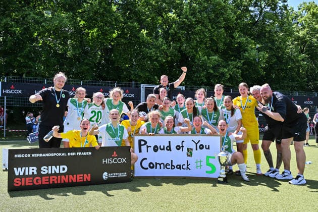 HISCOX Verbandspokal; SC Amicitia München - SpVgg Greuther Fürth; 13.06.2026 MÜNCHEN, GERMANY - 13. June: Im Bild - die Siegerinnen des Pokales Siegerfoto Jubelfoto nach dem Match zwischen dem SC Amicitia München und der SpVgg Greuther Fürth beim Finale des HISCOX Verbandspokals an der Sportanlage des SC Amicitia